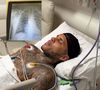 Anderson Neiff aparece hospitalizado após ser baleado nas costas depois de um show em São Paulo; cantor passou por cirurgia