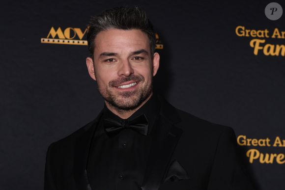 Jesse Hutch vive o par romântico de Erin em 'Natal Sob a Aurora Boreal', na Netflix