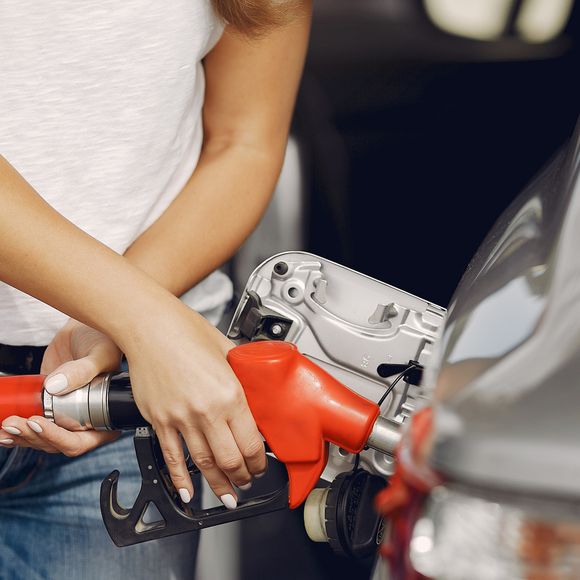 Um motorista pode, por exemplo, saber racionalmente que ainda tem combustível suficiente para rodar muitos quilômetros. Mesmo assim, quando o marcador chega perto da metade, pode surgir aquela sensação de que é melhor abastecer imediatamente.