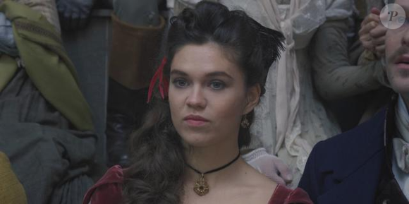 Sabrina Bartlett, que interpreta Siena Rosso em 'Bridgerton', também está entre as atrizes mais baixas do elenco, com 1,57 m de altura