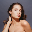 Desde os anos 90, minha tia é sinônimo de elegância pelo perfume luxuoso engarrafado que ela usa até hoje: lançado em 1991, ele mistura melão, camomila e cravo