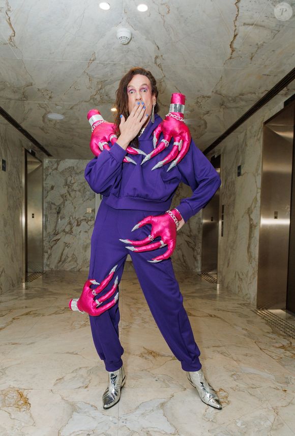O designer Dudu Bertholini criou um visual surrealista com direito a mãos de monstro cor-de-rosa