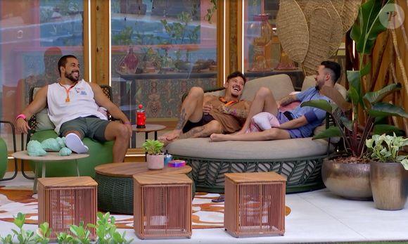 Neste domingo, 2 de fevereiro de 2025, Maike comentou com os amigos sobre a ficada com Giovanna