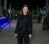Alice Wegmann: aposta em um look all black elegante composto por camisa social de cetim, calça pantalona de alfaiataria com cinto fino, bolsa tiracolo de corrente e sapatos pretos