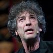 Quem é Neil Gaiman? Autor britânico acusado de tráfico humano tem fortuna avaliada em mais de R$ 100 milhões