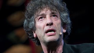 Quem é Neil Gaiman? Autor britânico acusado de tráfico humano tem fortuna avaliada em mais de R$ 100 milhões