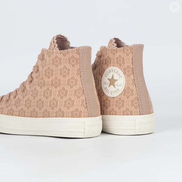 Para quem gosta da estética hippie e boho-chic, o Converse Floral Crochet aposta em detalhes artesanais e delicados sem abrir mão da identidade clássica do Chuck Taylor All Star