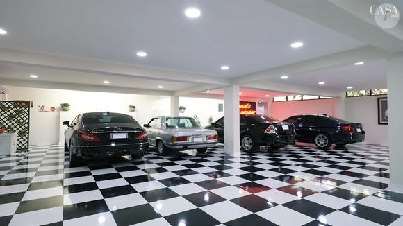 Abaixo da quadra de tênis, Ronnie Von tem sua garagem com carros de luxo e pisos quadriculados