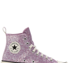 Converse Run Star Hike Hi une plataforma robusta, brilho maximalista e atitude fashion em um tênis que promete transformar qualquer look básico em produção de impacto