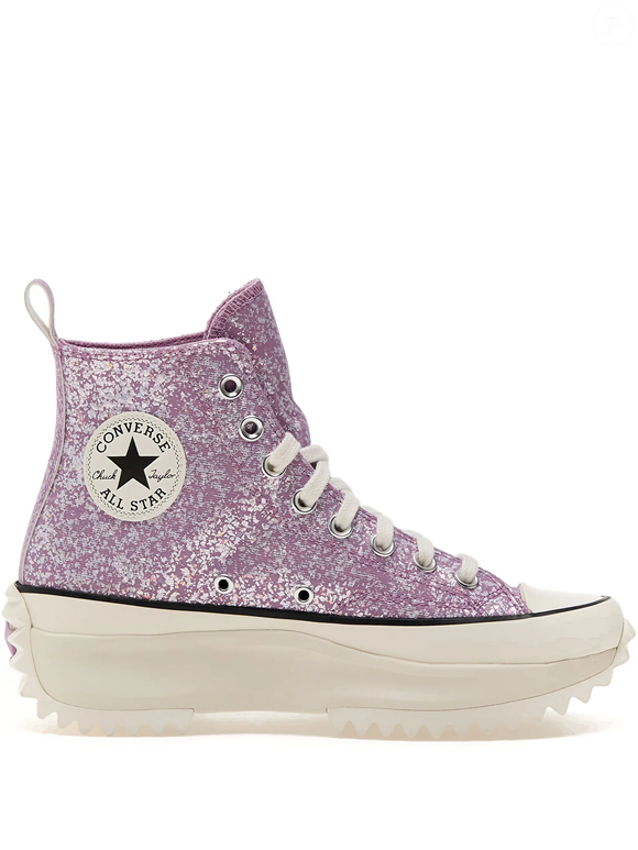Converse Run Star Hike Hi une plataforma robusta, brilho maximalista e atitude fashion em um tênis que promete transformar qualquer look básico em produção de impacto