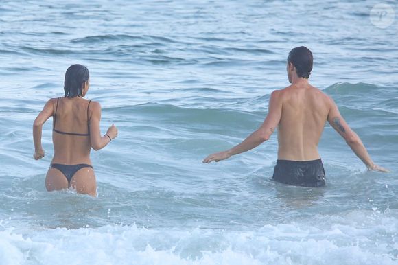 Bruna Marquezine surge com cabelos molhados e visual natural após mergulho no mar