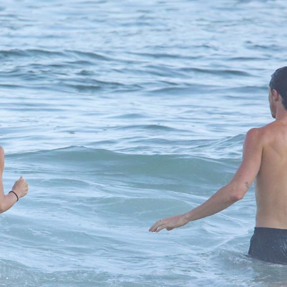 Bruna Marquezine surge com cabelos molhados e visual natural após mergulho no mar