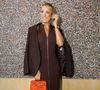 Convidada para a festa de aniversário de Isabella Fiorentino, em São Paulo, Ticiane Pinheiro brilhou com um vestido marrom canelado, blazer combinando e um acessório que ofuscou qualquer outra peça: uma bolsa Hermès Kelly mini, de couro de crocodilo laranja, avaliada em impressionantes R$ 299 mil