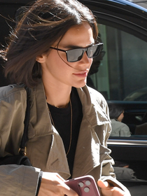 Nem sapatilhas Chanel, nem tênis New Balance: com novo iPhone 18 Pro Max em mãos, Bruna Marquezine elege calçado clássico e avaliado em R$ 7,2 mil para aerolook em Milão