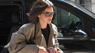 Nem sapatilhas Chanel, nem tênis New Balance: com novo iPhone 18 Pro Max em mãos, Bruna Marquezine elege calçado clássico e avaliado em R$ 7,2 mil para aerolook em Milão