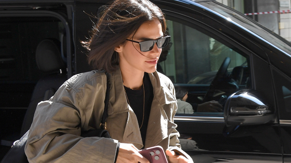 Nem sapatilhas Chanel, nem tênis New Balance: com novo iPhone 18 Pro Max em mãos, Bruna Marquezine elege calçado clássico e avaliado em R$ 7,2 mil para aerolook em Milão