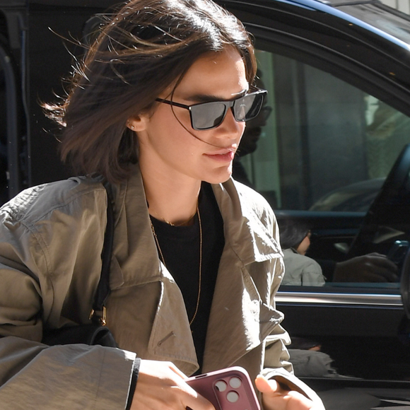 Nem sapatilhas Chanel, nem tênis New Balance: com novo iPhone 18 Pro Max em mãos, Bruna Marquezine elege calçado clássico e avaliado em R$ 7,2 mil para aerolook em Milão