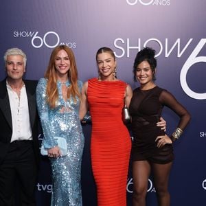 Em meio a tretas com Cauã Reymond, Bella Campos se reuniu com Bruno Gagliasso, Giovanna Ewbank e Grazi Massafera, ex do ator, no bastidor do show 'Globo 60 anos'