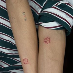 Bruna Marquezine e Sasha Meneghel surpreenderam os fãs ao fazerem tatuagens iguais. As amigas de longa data escolheram um desenho delicado em tinta vermelha e reforçaram a amizade com um momento que encantou a web