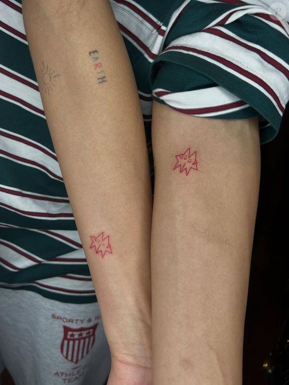 Bruna Marquezine e Sasha Meneghel surpreenderam os fãs ao fazerem tatuagens iguais. As amigas de longa data escolheram um desenho delicado em tinta vermelha e reforçaram a amizade com um momento que encantou a web