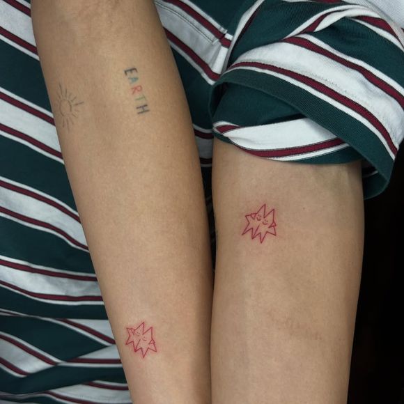 Bruna Marquezine e Sasha Meneghel surpreenderam os fãs ao fazerem tatuagens iguais. As amigas de longa data escolheram um desenho delicado em tinta vermelha e reforçaram a amizade com um momento que encantou a web