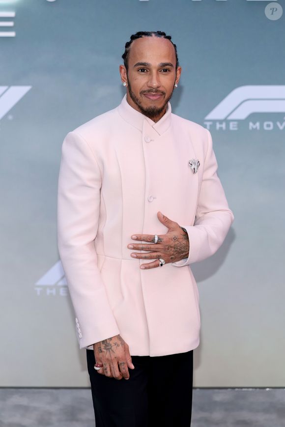 Além do sucesso nas pistas, é a beleza de Lewis Hamilton que também rende muitos elogios ao piloto