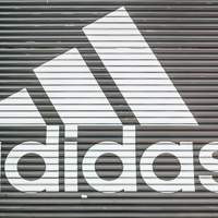 O tênis Adidas mais vendido é um clássico minimalista super em conta