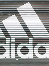 O tênis Adidas mais vendido é um clássico minimalista super em conta