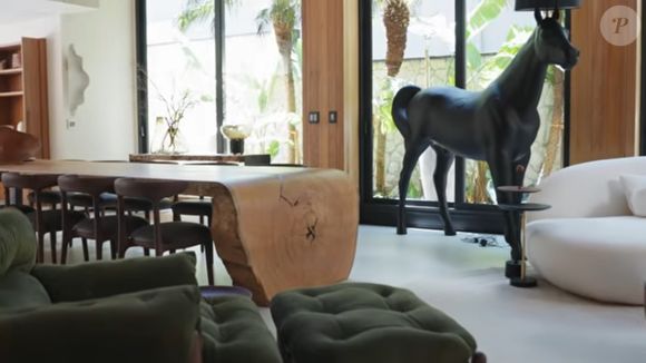 Casa de Ana Castela conta com decoração que reúne esculturas e fotos de cavalos, paixão da cantora