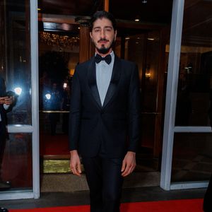 Johnny Massaro deu uma aula de como modernizar o black tie. Ele optou por um smoking preto de corte slim com lapelas de xale em cetim fosco, mantendo a tradição, mas ajustada aos tempos atuais. O grande destaque é a camisa branca de botões ocultos, usada com uma gravata borboleta clássica perfeitamente alinhada