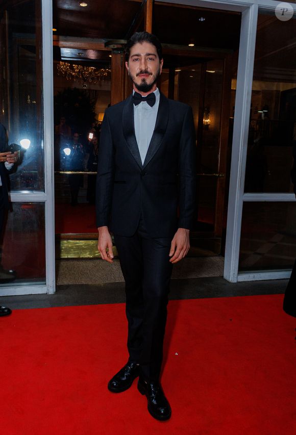 Johnny Massaro deu uma aula de como modernizar o black tie. Ele optou por um smoking preto de corte slim com lapelas de xale em cetim fosco, mantendo a tradição, mas ajustada aos tempos atuais. O grande destaque é a camisa branca de botões ocultos, usada com uma gravata borboleta clássica perfeitamente alinhada