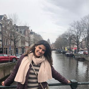 Já neste clique, Giulia Costa apareceu com uma maquiagem bem leve