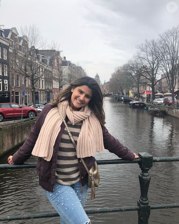 Já neste clique, Giulia Costa apareceu com uma maquiagem bem leve