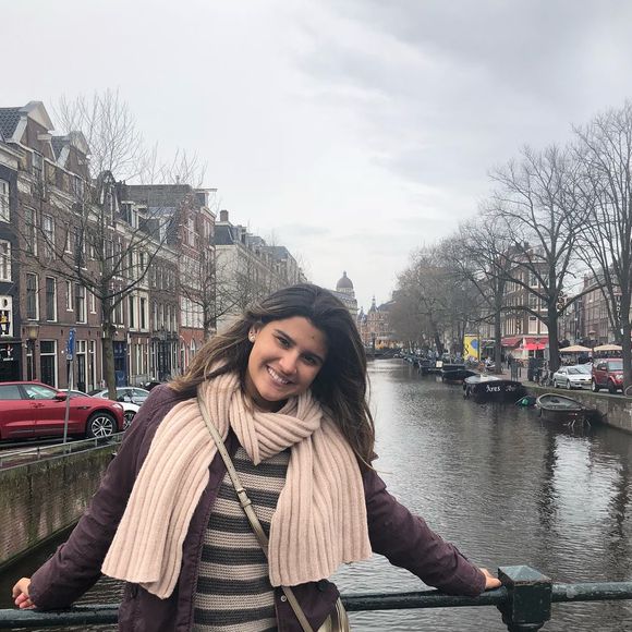 Já neste clique, Giulia Costa apareceu com uma maquiagem bem leve