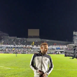 Neymar deixou o campo apenas de cueca e viralizou com um vídeo nas redes sociais por um motivo bem inusitado