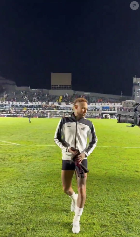 Neymar deixou o campo apenas de cueca e viralizou com um vídeo nas redes sociais por um motivo bem inusitado