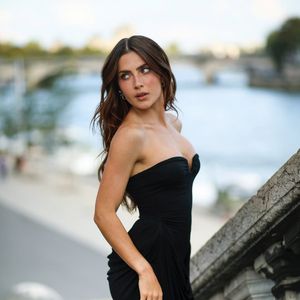 A convite de Eudora Siàge, a embaixadora da marca desfilou pelas ruas parisienses com um look inspirado em "Emily em Paris", série da Netflix, que é fenômeno global e se tornou ícone de estilo e referência de lifestyle aspiracional.