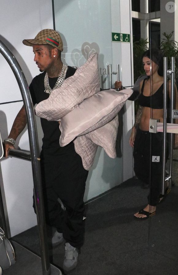 Bia Miranda e Gato Preto na saída da maternidade