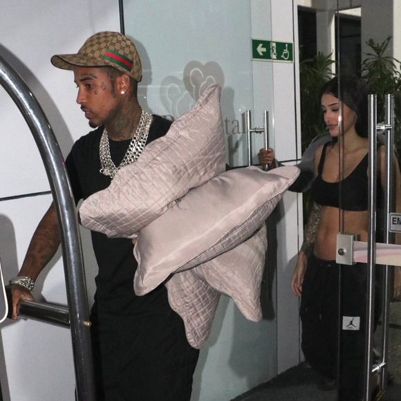 Bia Miranda e Gato Preto na saída da maternidade