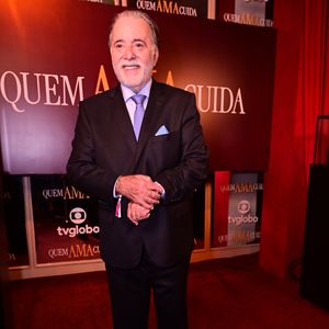 Tony Ramos: o veterano da dramaturgia reafirmou a elegância atemporal ao surgir com um terno preto de corte impecável, combinado com uma camisa azul-clara e gravata de padronagem clássica. O detalhe do lenço de bolso (pocket square) em azul-celeste harmonizou o conjunto, provando que o rigor da alfaiataria tradicional ainda é uma das escolhas mais potentes para grandes eventos