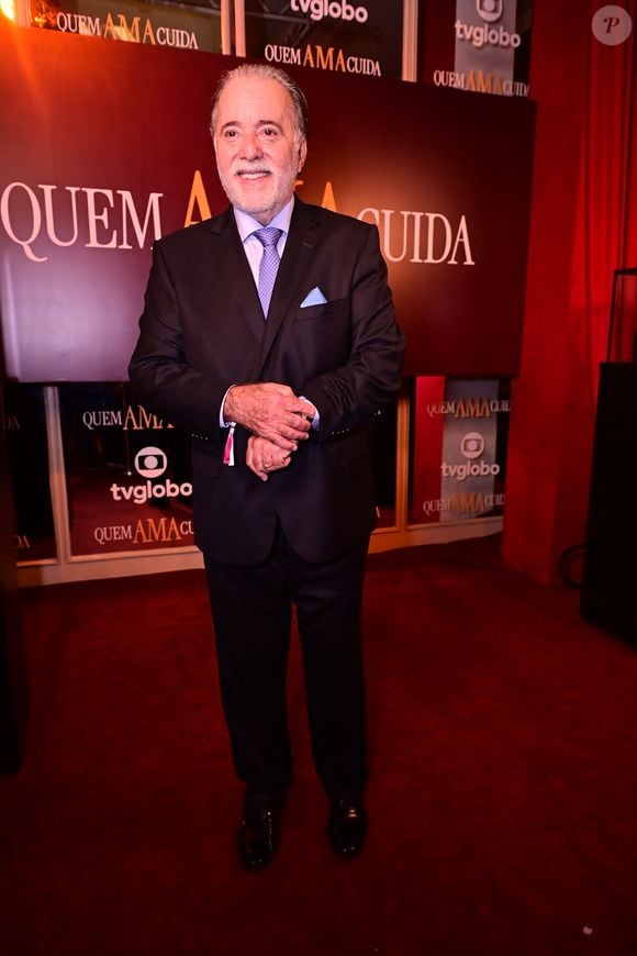 Tony Ramos: o veterano da dramaturgia reafirmou a elegância atemporal ao surgir com um terno preto de corte impecável, combinado com uma camisa azul-clara e gravata de padronagem clássica. O detalhe do lenço de bolso (pocket square) em azul-celeste harmonizou o conjunto, provando que o rigor da alfaiataria tradicional ainda é uma das escolhas mais potentes para grandes eventos