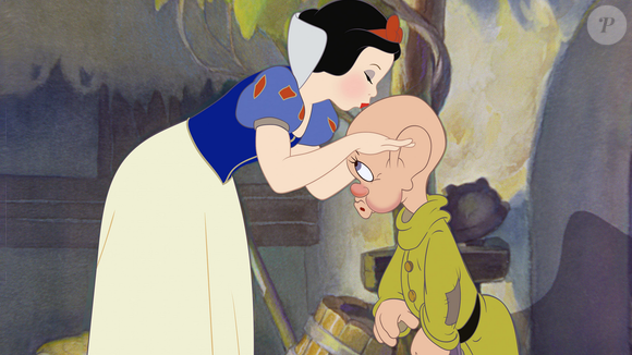 A Disney precisou mudar profundamente a história original de Branca de Neve para adaptá-la ao público infantil e familiar