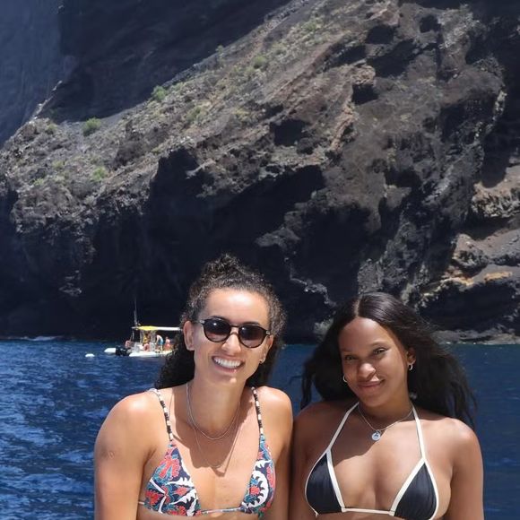 Nesta sexta-feira (06), a atleta brasileira compartilhou uma sequência de fotos em seu Instagram curtindo passeio de lancha com a jogadora de vôlei na Espanha e não demorou muito para que os internautas começassem a shippar as duas.