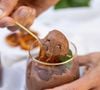 Érick Jacquin, jurado do ‘MasterChef Brasil’, compartilhou uma receita clássica de mousse de chocolate francesa feita sem leite condensado e sem creme de leite. A sobremesa leva apenas quatro ingredientes e aposta na textura leve das claras em neve