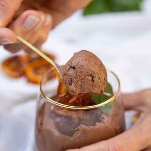 Érick Jacquin, jurado do ‘MasterChef Brasil’, compartilhou uma receita clássica de mousse de chocolate francesa feita sem leite condensado e sem creme de leite. A sobremesa leva apenas quatro ingredientes e aposta na textura leve das claras em neve