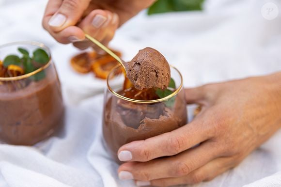 Érick Jacquin, jurado do ‘MasterChef Brasil’, compartilhou uma receita clássica de mousse de chocolate francesa feita sem leite condensado e sem creme de leite. A sobremesa leva apenas quatro ingredientes e aposta na textura leve das claras em neve