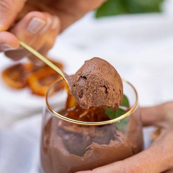 Érick Jacquin, jurado do ‘MasterChef Brasil’, compartilhou uma receita clássica de mousse de chocolate francesa feita sem leite condensado e sem creme de leite. A sobremesa leva apenas quatro ingredientes e aposta na textura leve das claras em neve