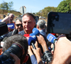 ‘Vou perguntar à minha esposa…’: Jair Bolsonaro nega ser dono do pen drive encontrado em seu banheiro e põe Michelle Bolsonaro na reta