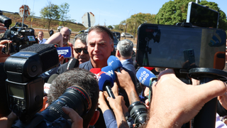‘Vou perguntar à minha esposa…’: Jair Bolsonaro nega ser dono do pen drive encontrado em seu banheiro e põe Michelle Bolsonaro na reta