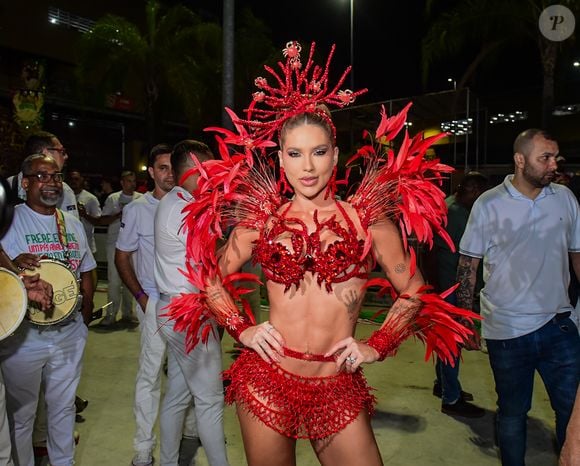 Virgínia deixou o corpo sarado em evidência em uma fantasia vermelha